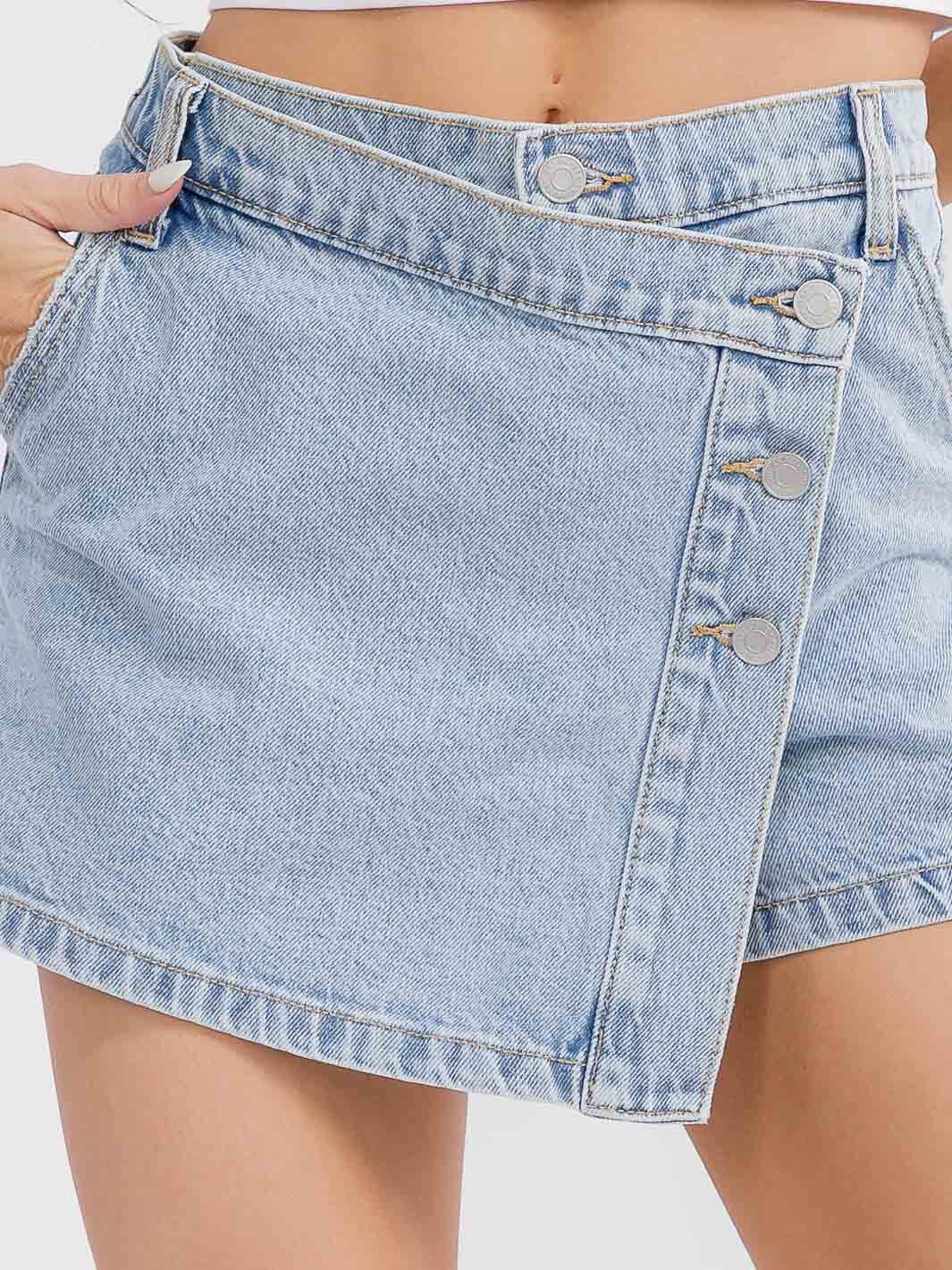 WOMEN'S BUTTON CLOSURE POCKETS WASHED DENIM MINI SKORT